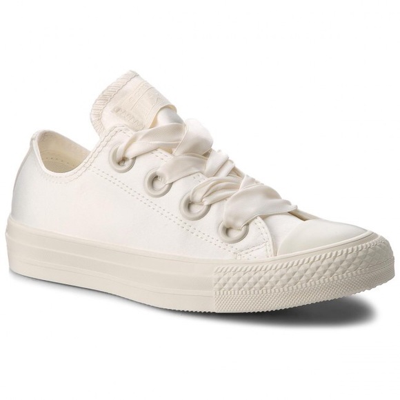 Converse Shoes - Converse ox women’s low top shoes size 6